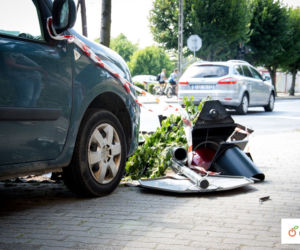 Bełchatów. Wjechał na czerwonym świetle i ściął sygnalizator! Groźna kolizja w centrum
