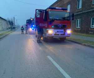 Glinojeck. Wypadł z drogi i uderzył w trzech mężczyzn na chodniku! Wszyscy poważnie ranni. Kierowca uciekł! [ZDJĘCIA]