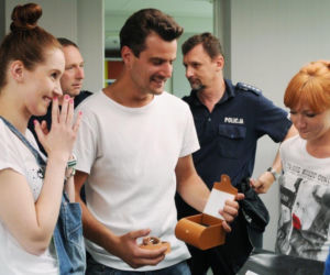 Komisarz Alex 4 sezon odcinek 40 (odc. 1). Michał Orlicz (Antoni Pawlicki), Lucyna (Magdalena Walach), Julka (Katarzyna Dorosińska)