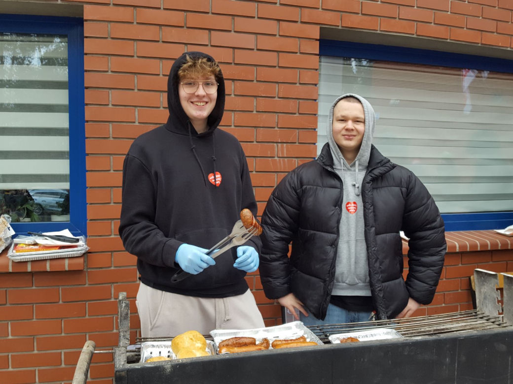 Grali dla WOŚP w szkole i przed nią. Festyn Rodzinny w Szkole Podstawowej nr 13 w Lesznie