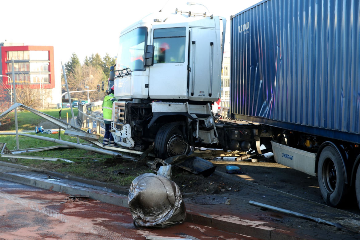 Wypadek TIRA na trasie Siekierkowskiej