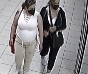 Kradzież plecaka we Włocławku! Rozpoznajesz te osoby? Zgłoś się na policję 