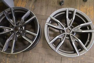 Kradzieże aut z parkingu lotniska we Wrocławiu. Złodziej używał lawety