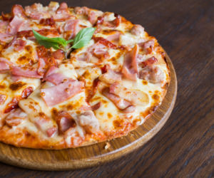 Pizza: dwa sery i szynka - zobacz przepis na ciasto i nadzienie