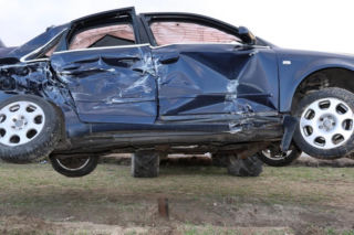 Zderzenie autobusu szkolnego z Audi w Woli Skarbkowej. Śmigłowiec zabrał dwoje nastolatków