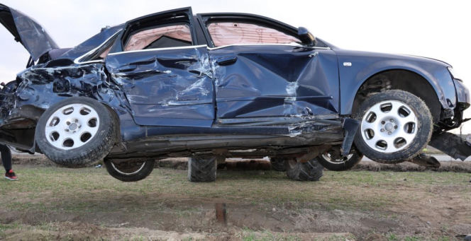 Zderzenie autobusu szkolnego z Audi. Śmigłowiec zabrał nastolatków