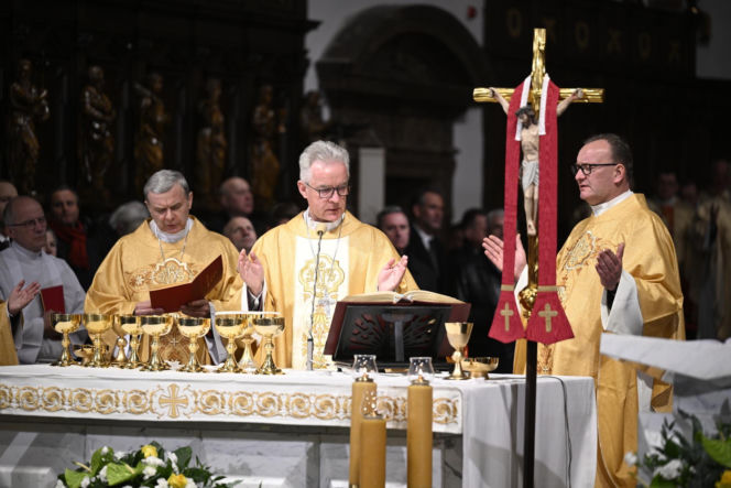 Msza za ofiary Smoleńska w Archikatedrze. Obecni Nawrocki i Kaczyńska