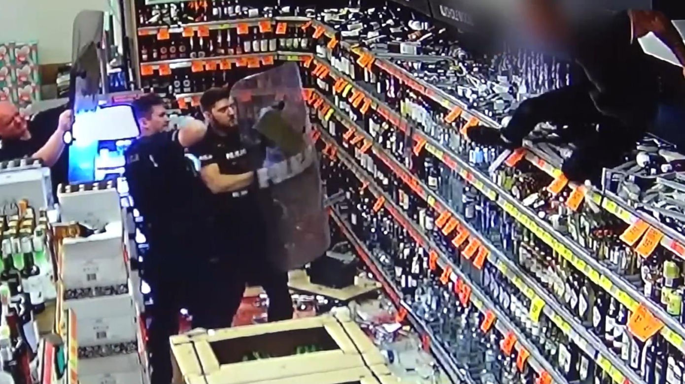 Wszedł na regał z alkoholem i rzucał butelkami