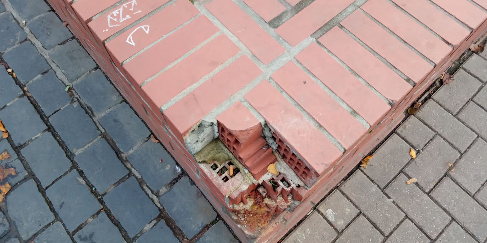 Zniszczony murek przy ul. Szewskiej