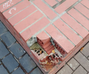 Zniszczony murek przy ul. Szewskiej