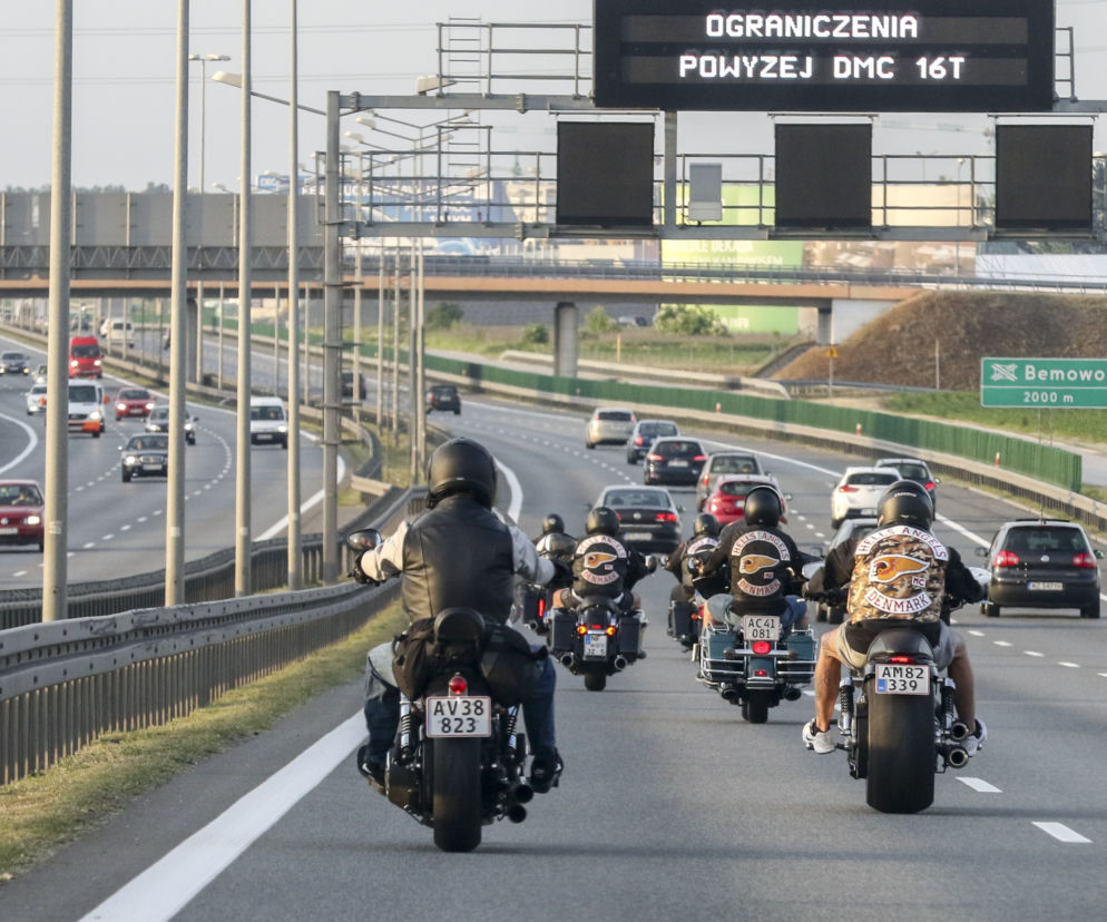Policjanci pilnują gangu na motocyklach