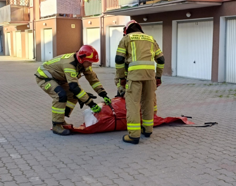 Niewiarygodne! 22-latek skoczył z drugiego piętra i uciekł do mieszkania. Co się stało w Siedlcach?