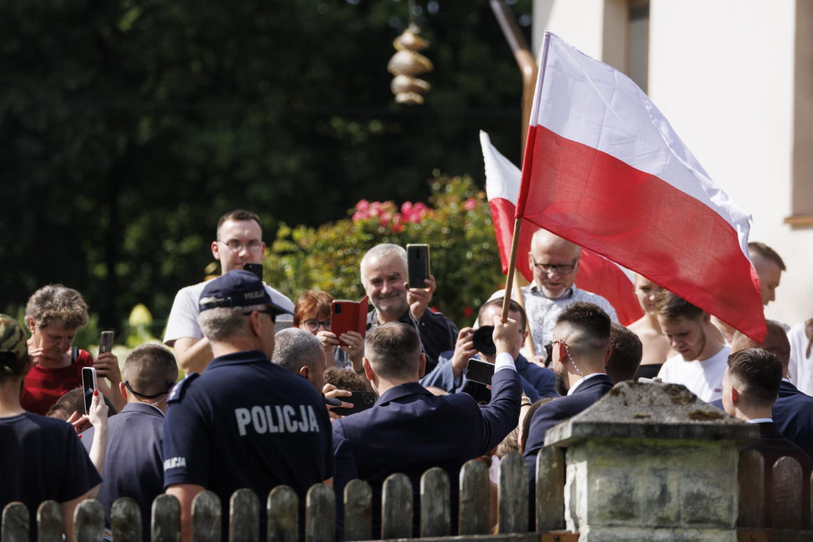 Karol i Marta Nawroccy na obiedzie u rodziny spod Kolbuszowej, na stole same smakołyki