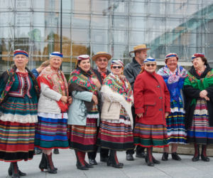 Setki osób na Placu Teatralnym stworzyły wizualizację Orła Białego