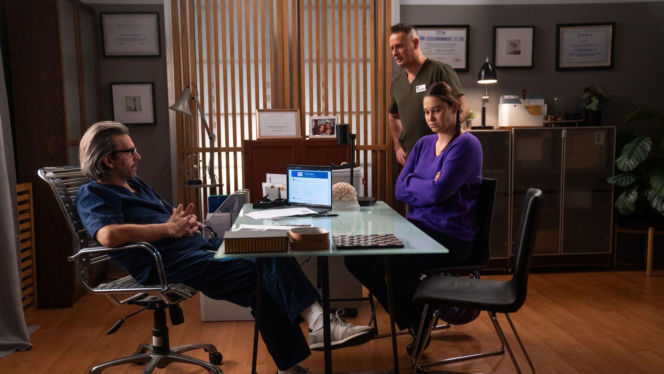 Na dobre i na złe odc. 987. Artur Bart (Piotr Głowacki), Aleś Zagajewski (Paweł Małaszyński), Iga Kaczorowska (Anna Szymańczyk)