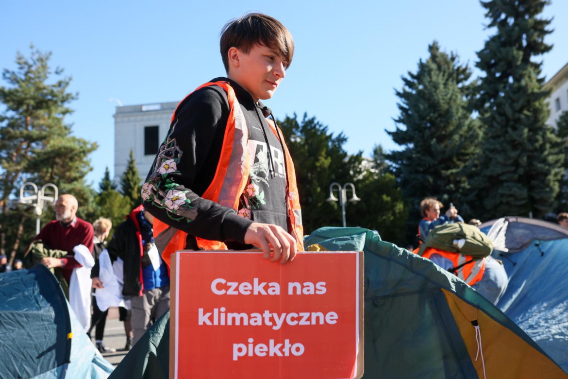 Ostatnie Pokolenie rozbiło namioty przed Sejmem. Domagają się prac nad ustawą o transporcie publicznym