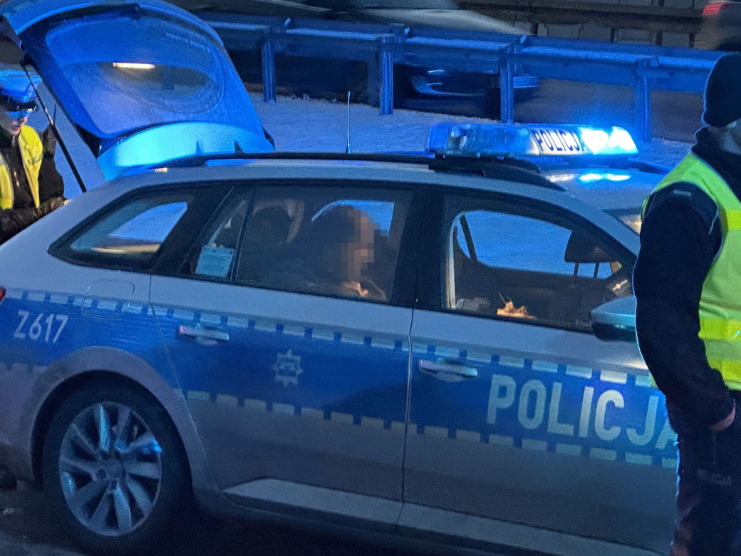  Tajemnicze zatrzymanie na S8 w Warszawie. Kierowca w kajdankach, co tam się wydarzyło?