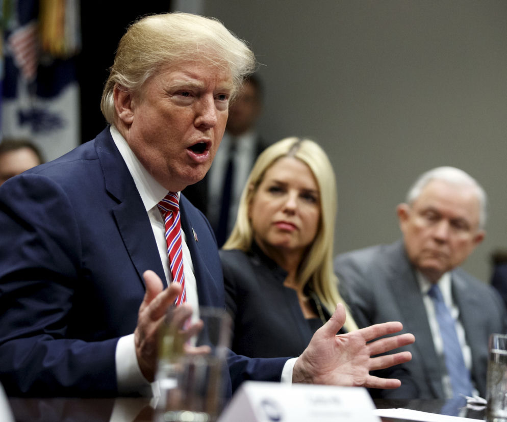 Trump chce uzbroić nauczycieli