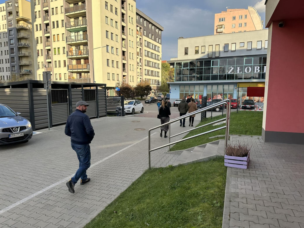 Krakowianie stoją w kolejkach do urn wyborczych. Frekwencja robi wrażenie!