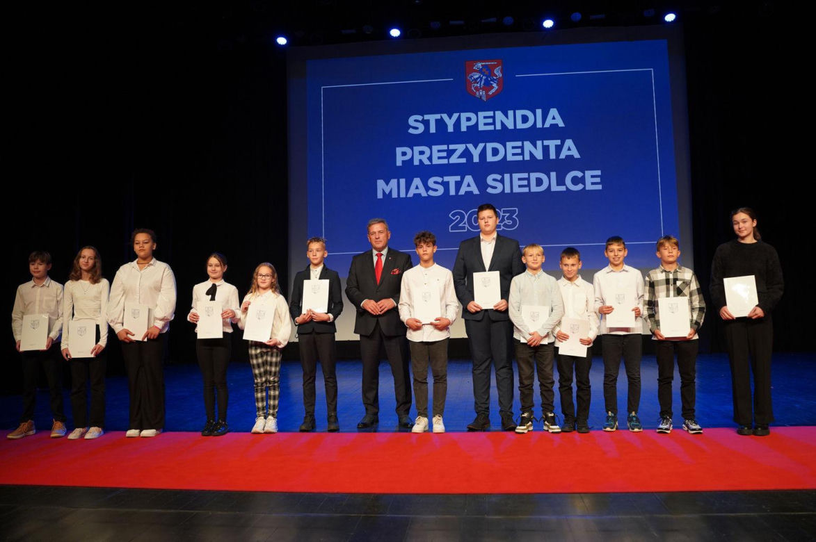 Stypendyści odebrali z rąk prezydenta Andrzeja Sitnika Listy Gratulacyjne