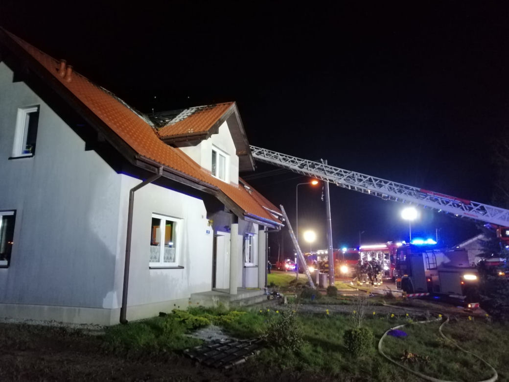 Duże straty po pożarze domu jednorodzinnego w Lasocicach koło Leszna