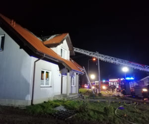 Duże straty po pożarze domu jednorodzinnego w Lasocicach koło Leszna