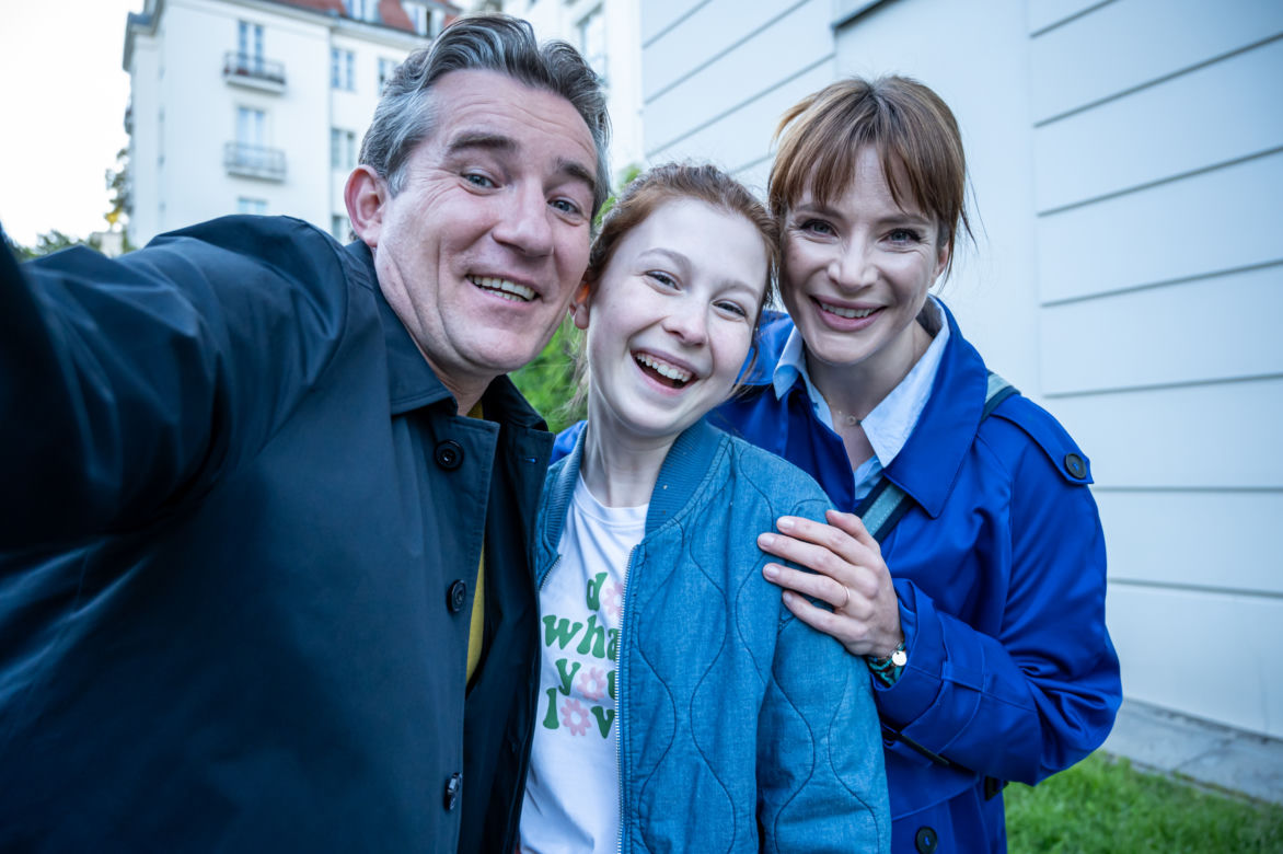 Lulu. Lulu (Anna Dereszowska), jej córka (Weronika Wachowska) i mąż (Przemysław Sadowski)