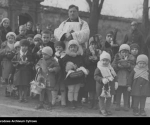 Ksiądz w otoczeniu dzieci ze święconkami (1932)