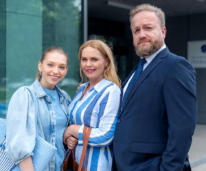 Przyjaciółki 26 sezon. Anka (Magdalena Stużyńska), Julka (Nicole Bogdanowicz), Paweł (Bartek Kasprzykowski)