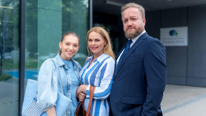 Przyjaciółki 26 sezon. Anka (Magdalena Stużyńska), Julka (Nicole Bogdanowicz), Paweł (Bartek Kasprzykowski)