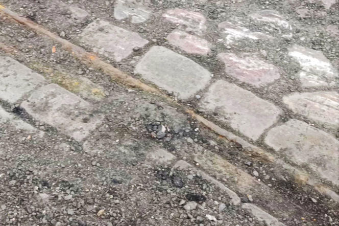 Przedwojenne torowisko tramwajowe na ul. Emilii Plater