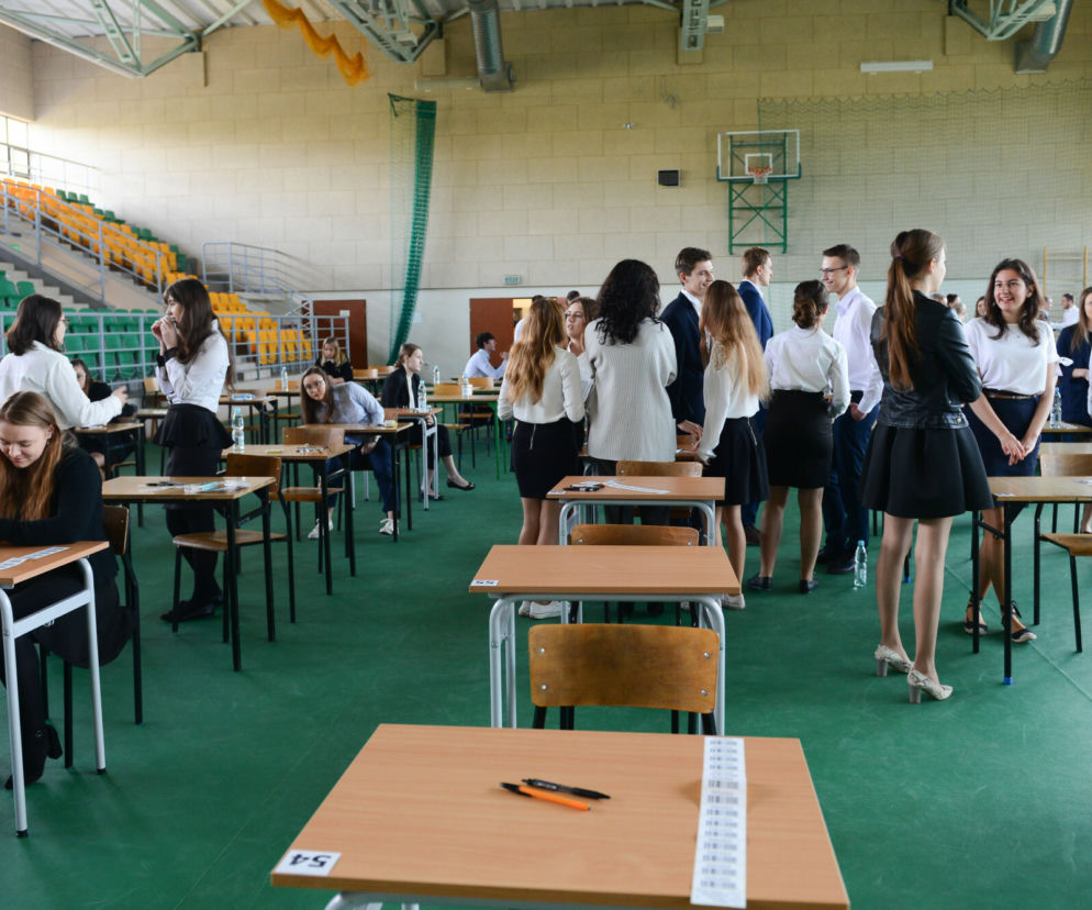 Maturzyści na sali egzaminacyjnej