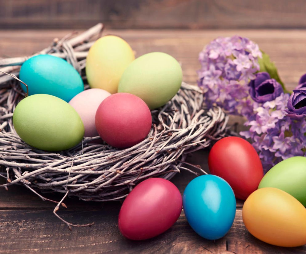 Naturalny sposób na farbowanie jajek. Dodaj to do gotowania, a twoje pisanki zachwycą różnorodnością kolorów