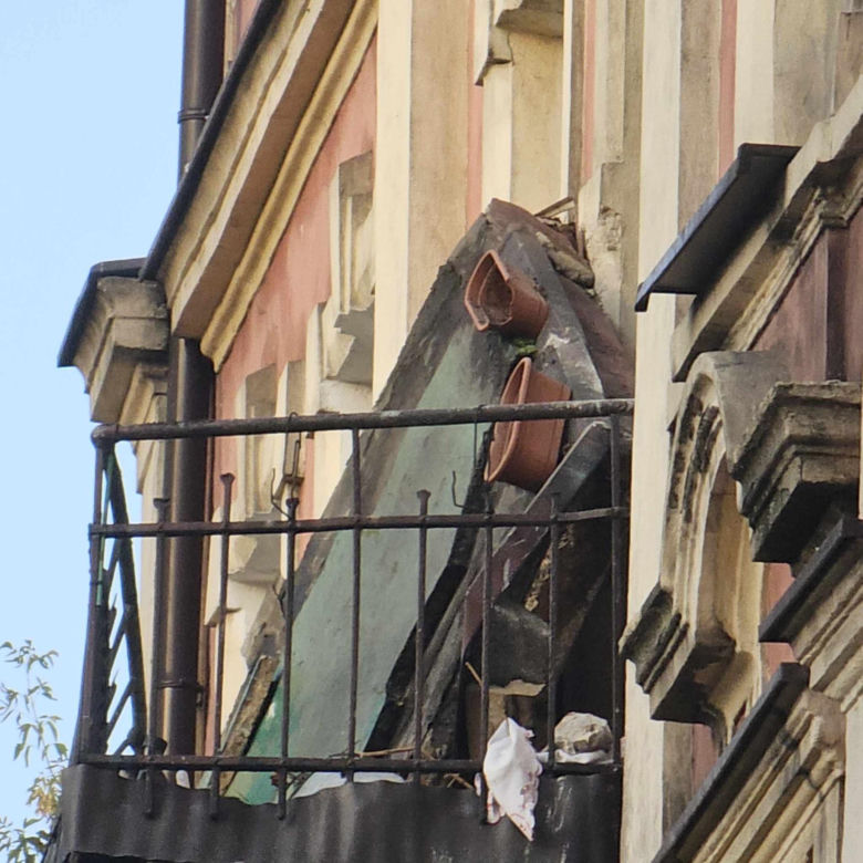 Runęli z balkonem, winnych nie ma