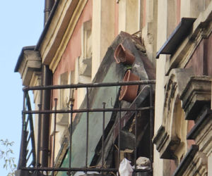 Runęli z balkonem, winnych nie ma