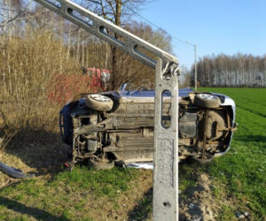 Stoczek. Jedna osoba nie żyje, dwie ranne! Wypadły z Kii Rio, która złamała słup energetyczny [ZDJĘCIA]