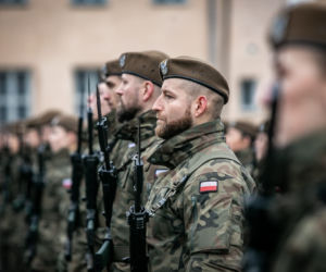 Uroczysta przysięga w Braniewie. Niemal 170 nowych żołnierzy w szeregach brygady WOT [ZDJĘCIA]