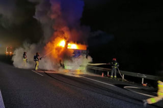 Wyszków: Ogromny POŻAR na S8. Autobus PŁONĄŁ jak pochodnia! MAMY ZDJĘCIA!
