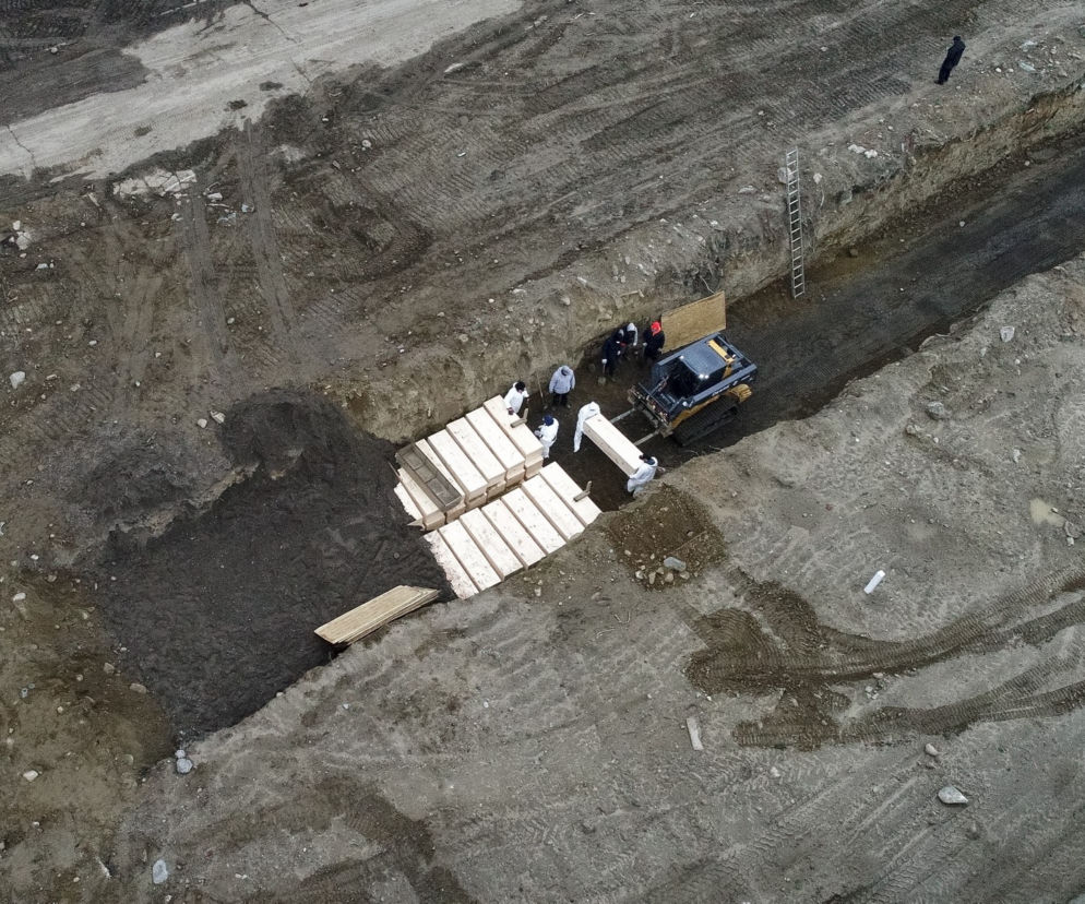 Nowy Jork. Trumny z ciałami ofiar koronawirusa zakopywane na wyspie Hart w Bronksie