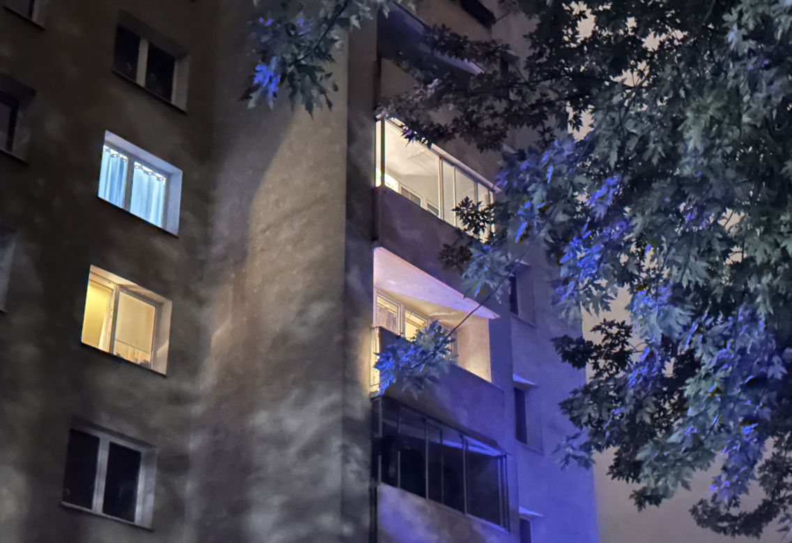 Mężczyzna spadł z wysokości. Dramatyczna walka o życie na Bemowie