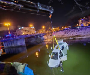 Samochód przebił barierki i wpadł do rzeki. Akcja służb we Wrocławiu