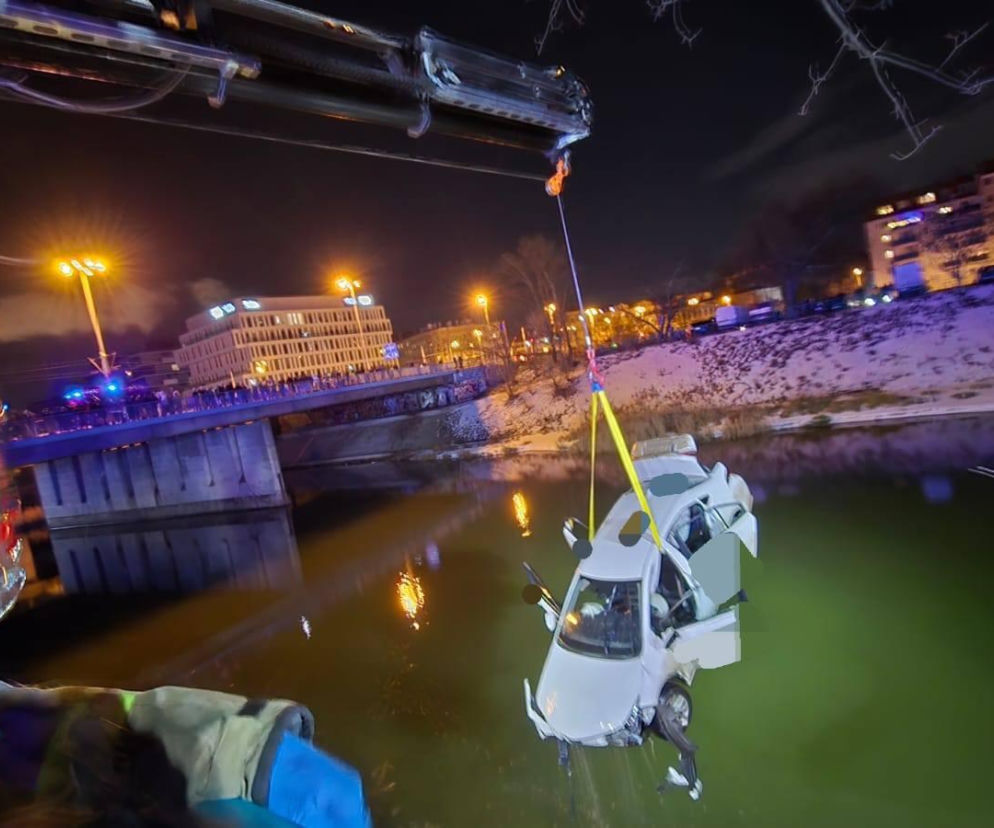 Samochód wpadł do Odry we Wrocławiu