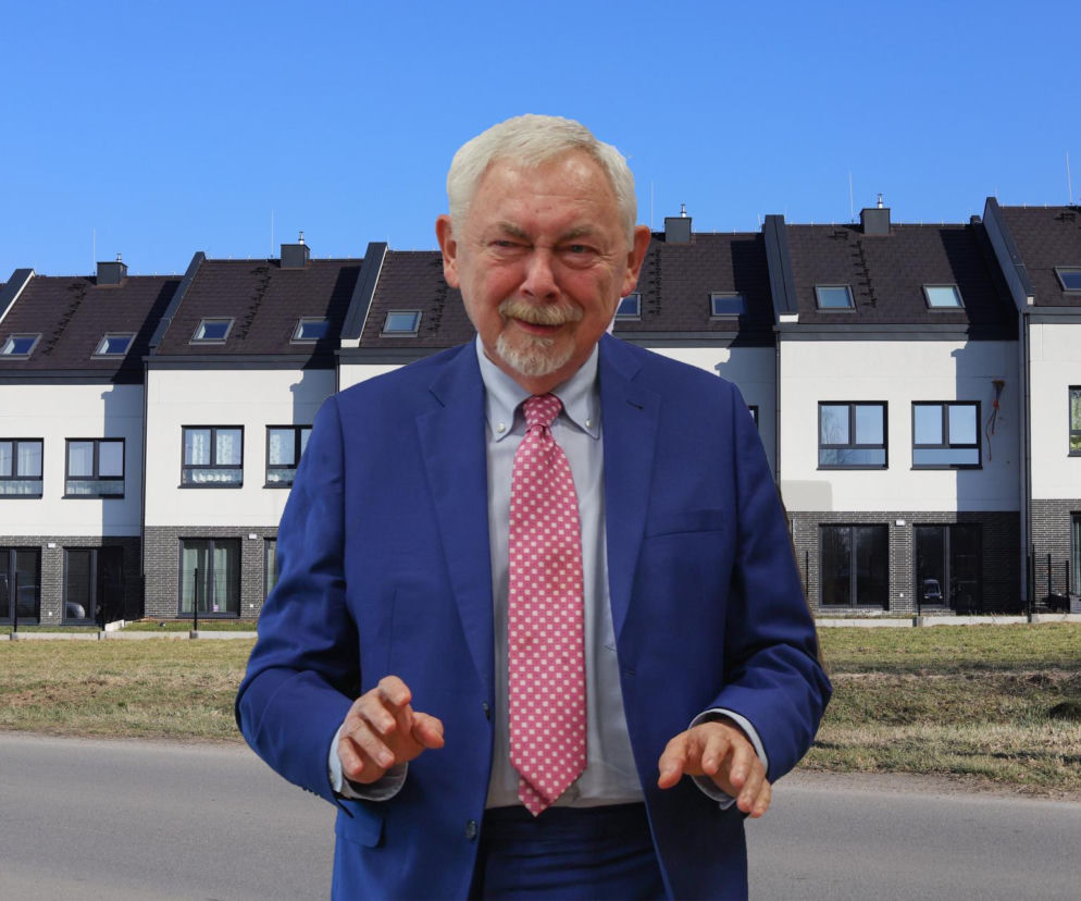 Jacek Majchrowski na tle nowoczesnych domów w zabudowie bliźniaczej. O jego nowej inwestycji przeczytasz na SE Superbiz.