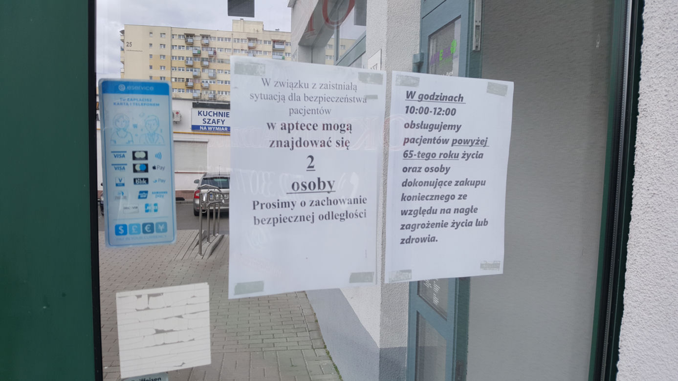 Kolejki przed sklepami w Bydgoszczy