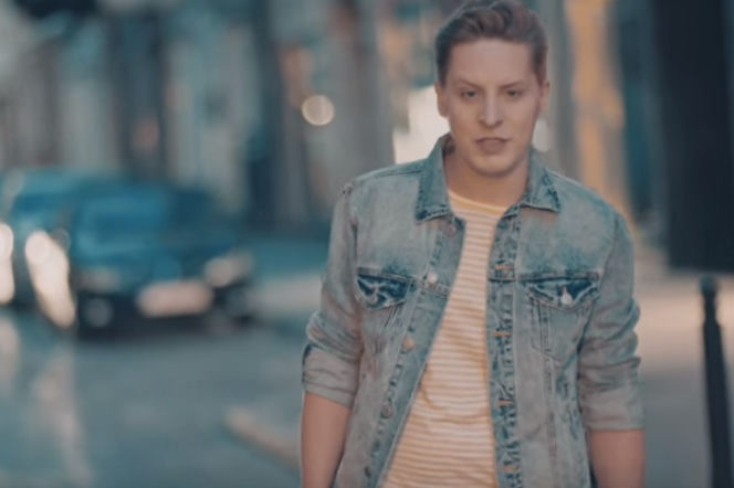 Antek Smykiewicz - kadr z teledysku Pomimo Burz