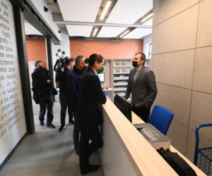  Filia nr 7 Miejskiej Biblioteki Publicznej na placu Matki Teresy w Szczecinie, 9 bm. Biblioteka powstała w XIX-wiecznym odrestaurowanym budynku przy pl. Matki Teresy z Kalkuty
