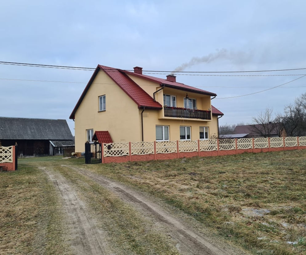 Cholewiana Góra. Emeryt dźgnął żonę nożem, bo zwróciła mu uwagę za sikanie na podłogę? [WIDEO]