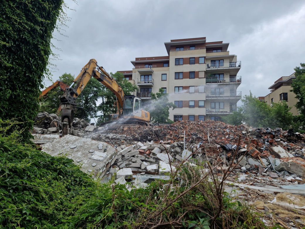 Tak znikał popularny biurowiec. Teraz powstaną tu apartamenty i mieszkania