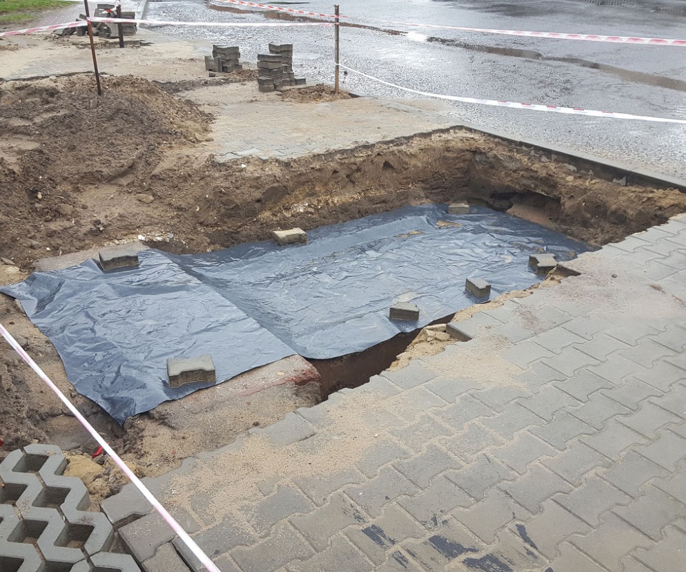 Niezwykłe odkrycie w Woli Wiązowej. Znaleźli zakopany w ziemi pomnik Piłsudskiego