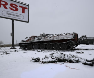 Śnieg przykrywa matrwych żołnierzy rosyjskich